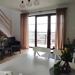 Na Skale Z Widokiem Na Panorame Karkonoszy בקתה