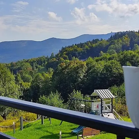 Na Skale Z Widokiem Na Panorame Karkonoszy בקתה