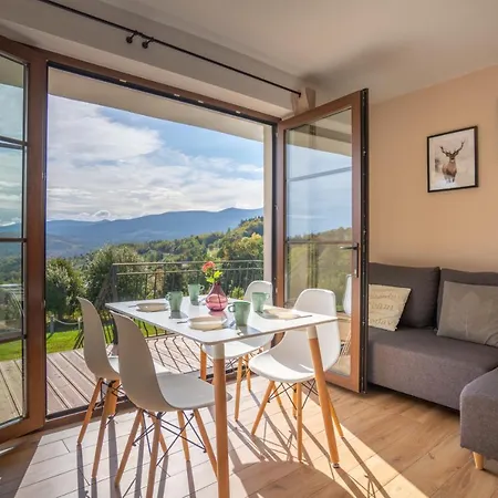 Na Skale Z Widokiem Na Panorame Karkonoszy *