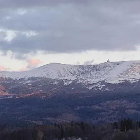 Na Skale Z Widokiem Na Panorame Karkonoszy בקתה